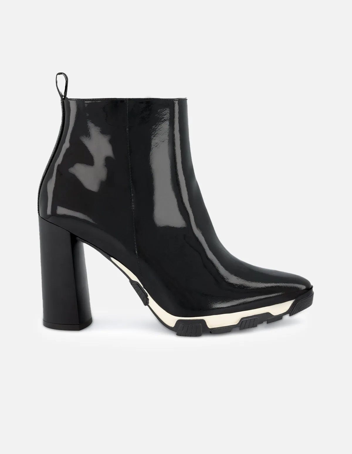 Botin para mujer de piel charol color negro con detalles en color blanco