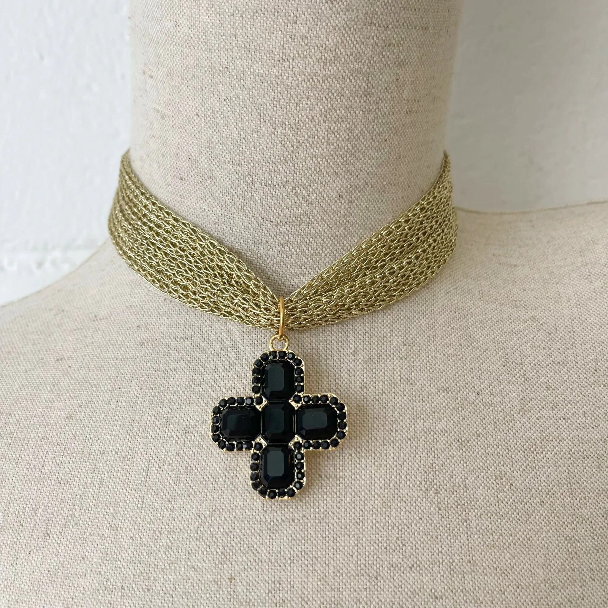 COLLAR CRUZ CUADRADA CON MALLA METALIZADA