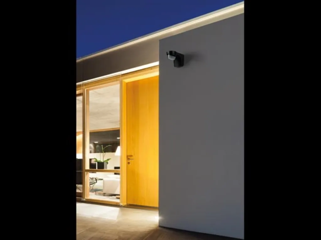 Outdoor Motion, Twilight and Temperature Sensor - Black version.