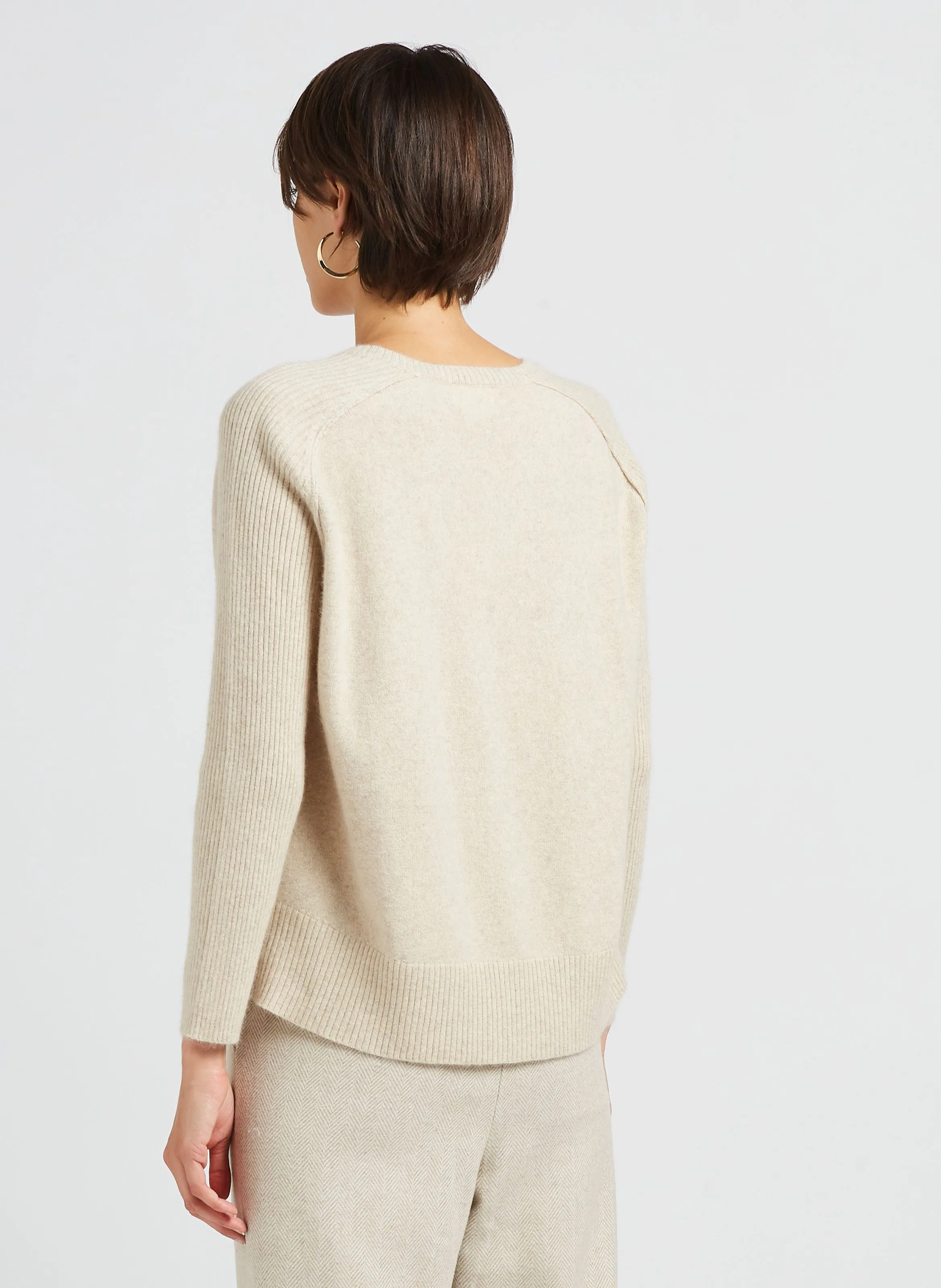 SEPTEMBRE - Jersey holgado de mezcla de lana con cuello de pico en beige