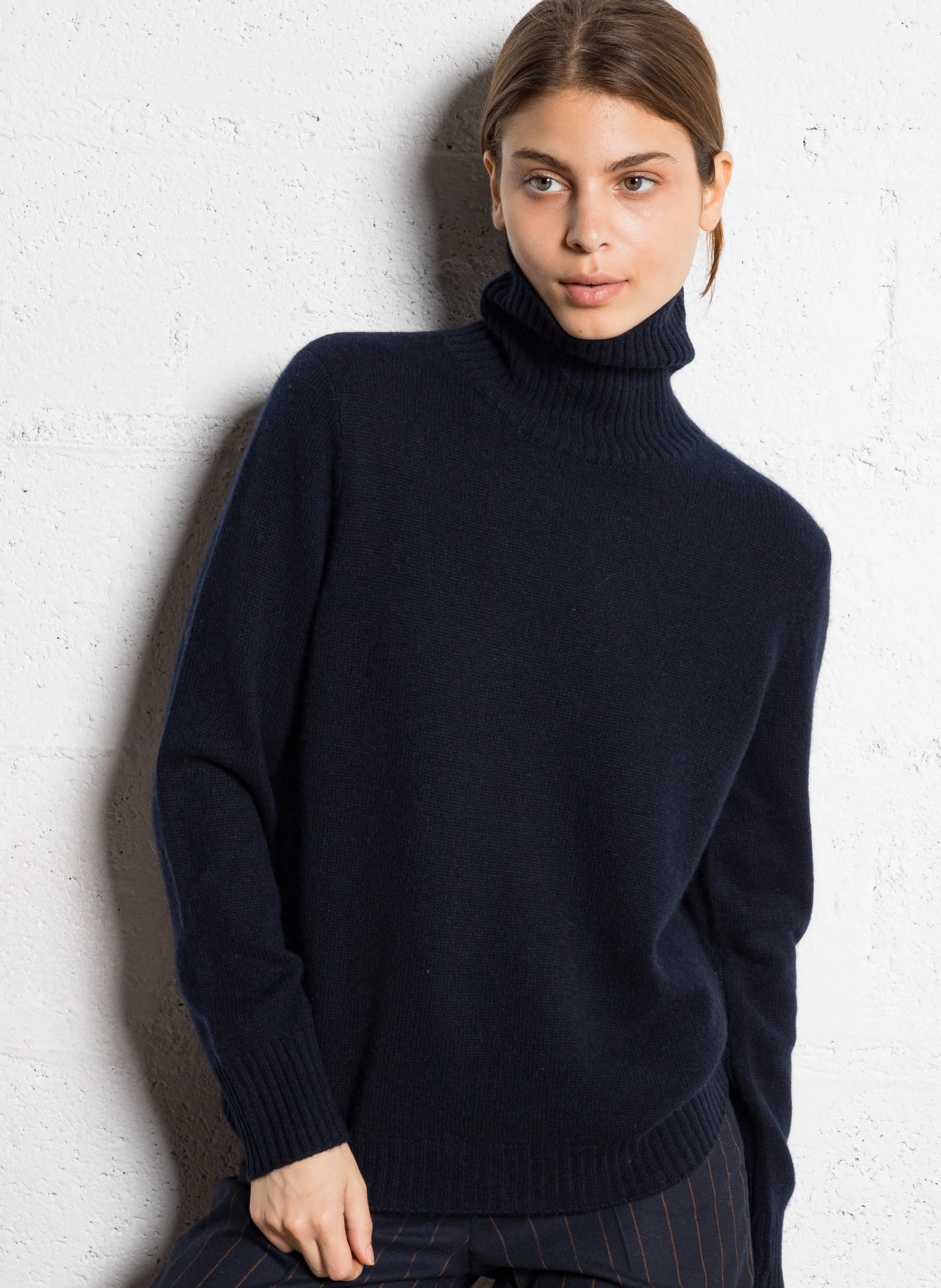 SWAN - Jersey recto de cachemir con cuello vuelto en azul